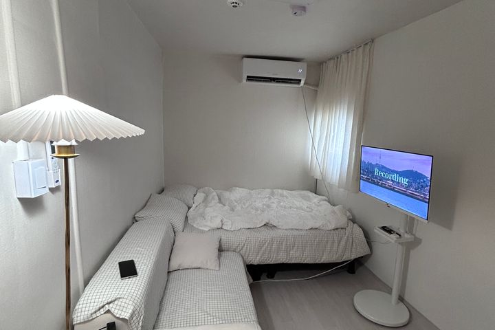 Cozy 2-Room Unit 10th image