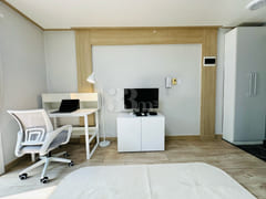 Women-only, fully furnished apartment near th 4th image
