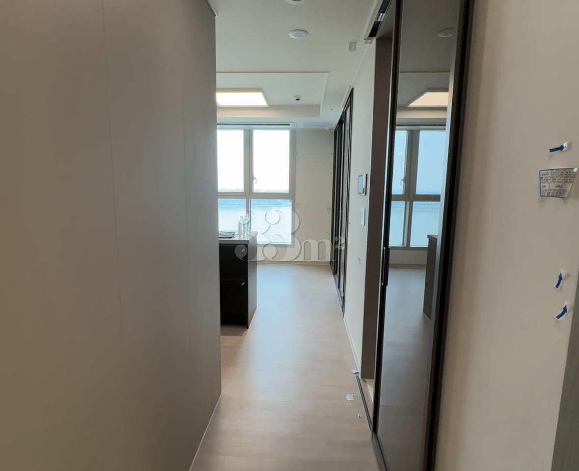 Two-bedroom apartment with a view of the Han  2th image
