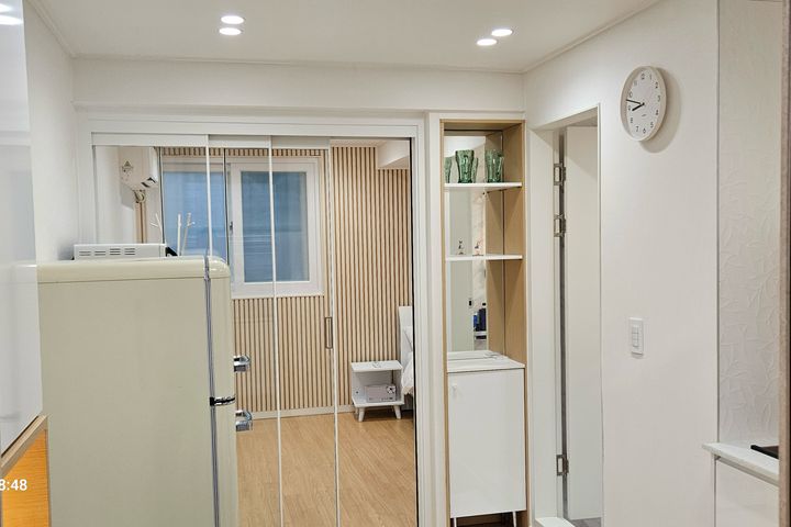 Cleanly Remodeled Room 12 2th image
