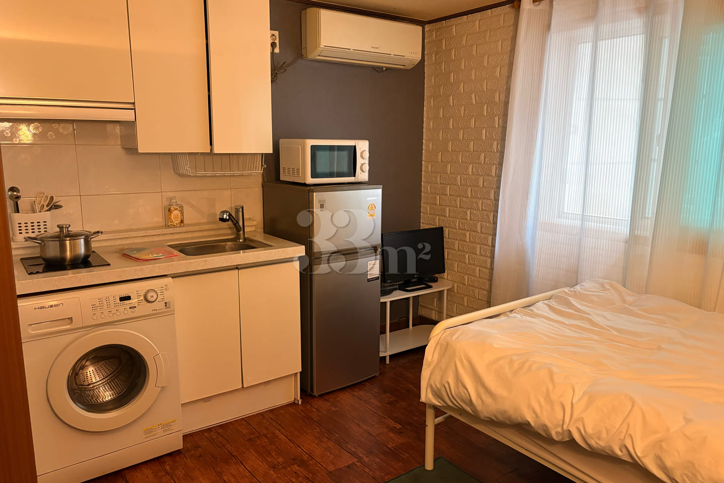 A pleasant room right next to the subway stat 4th image