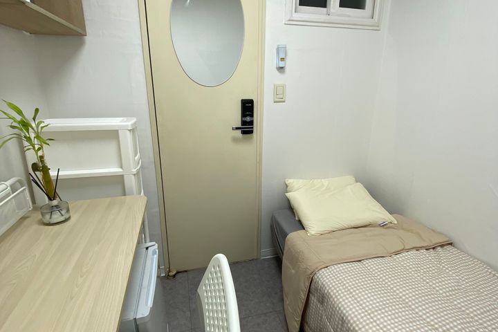 Mini-room with an internal window 4th image