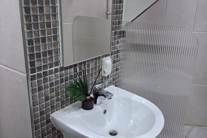 Japanese micro-home with easy parking 15th image