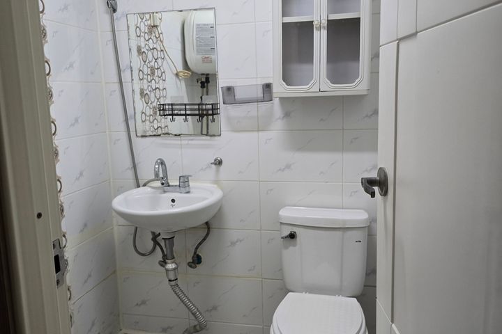 Room 405 4th image