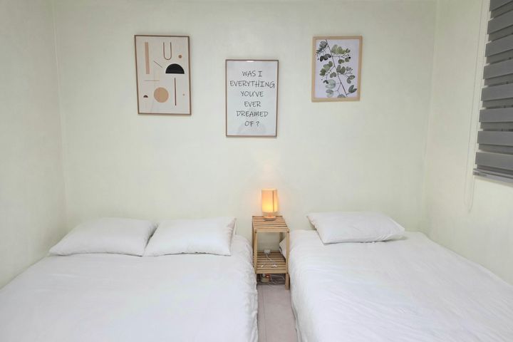 Clean, modern house. 13th image