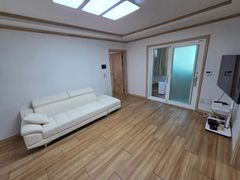 Spacious and affordable room B 3th image