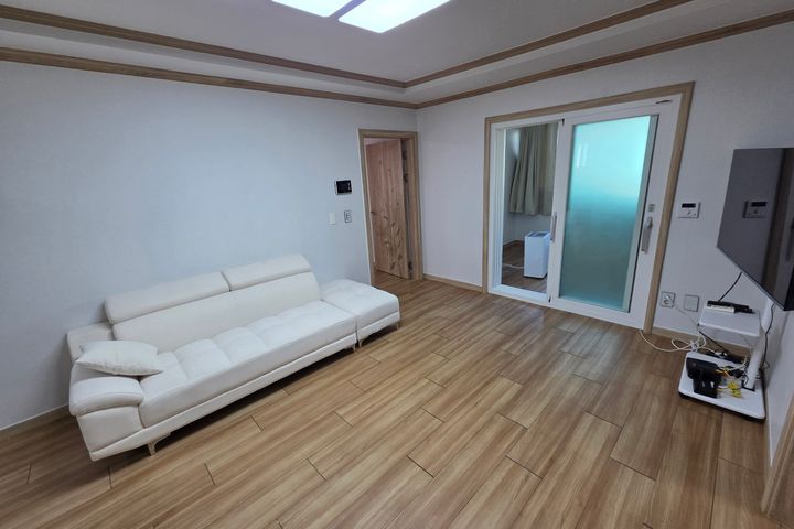 Spacious and affordable room B 3th image