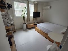 Neat and cozy, just like an apartment. 1th image
