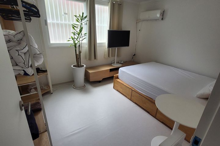 Neat and cozy, just like an apartment. 1th image