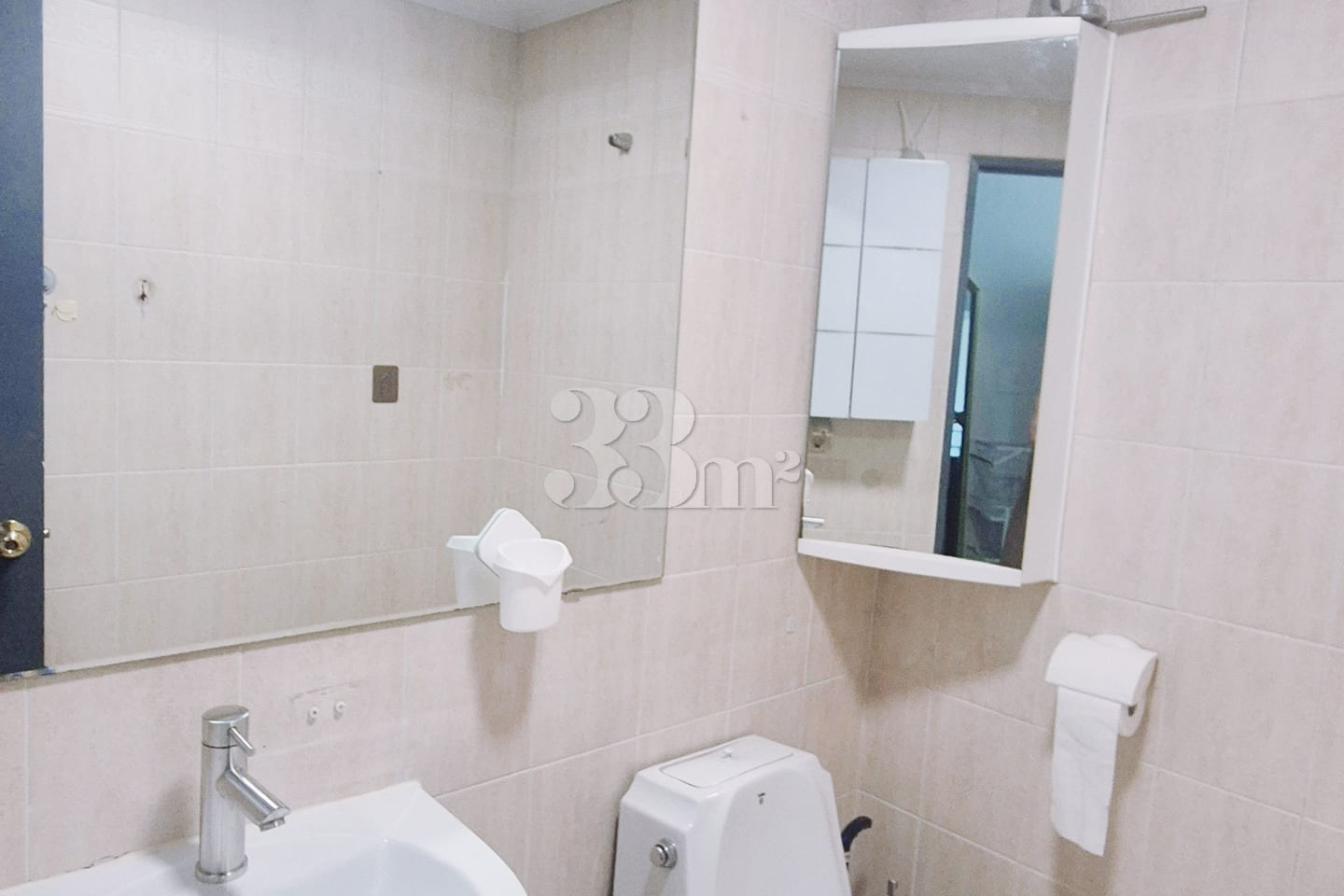 Great location in Sinchon; spacious room. 6th image