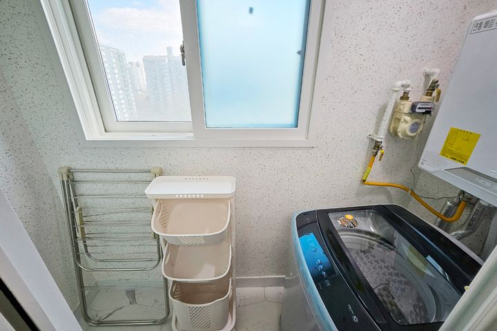 Fully furnished short-term rental 83 12th image
