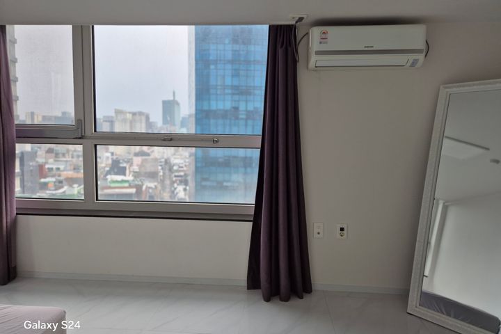 City view, super close to the subway station, 8th image