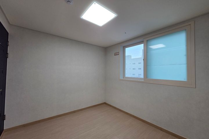 Neat two-room apartment in Doksan-dong 3th image