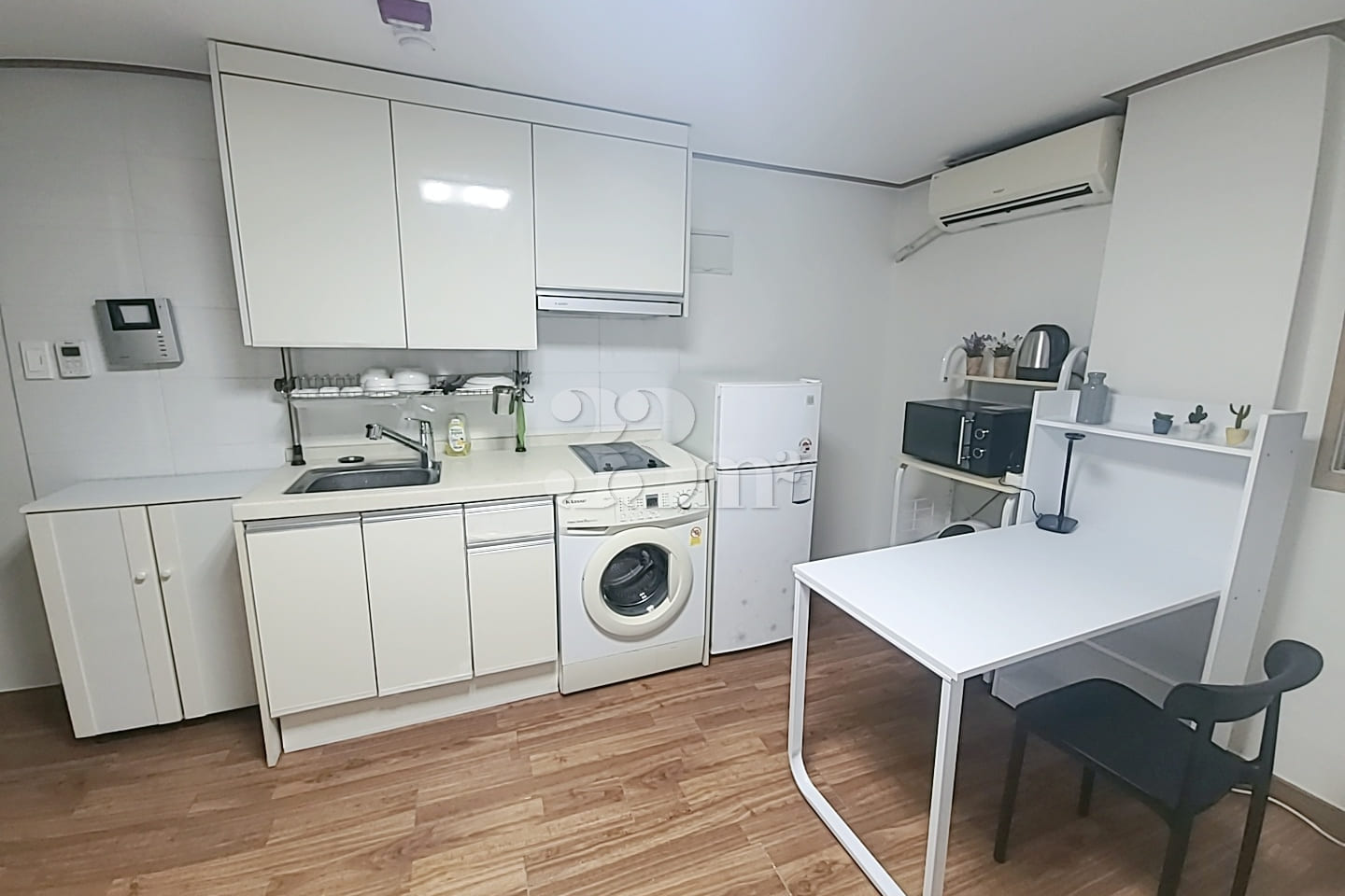 Clean studio apartment near the station 23 0th image