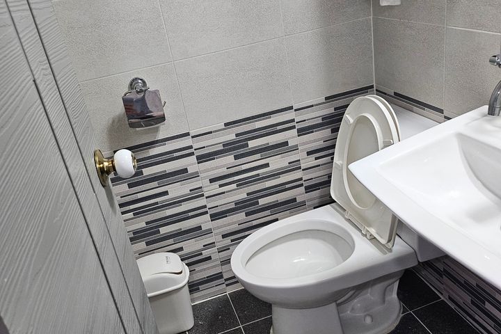 Two-room unit (No. 106) with convenient trans 2th image