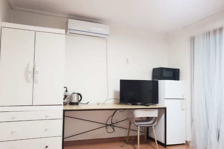 Detached studio with designated parking 0th image