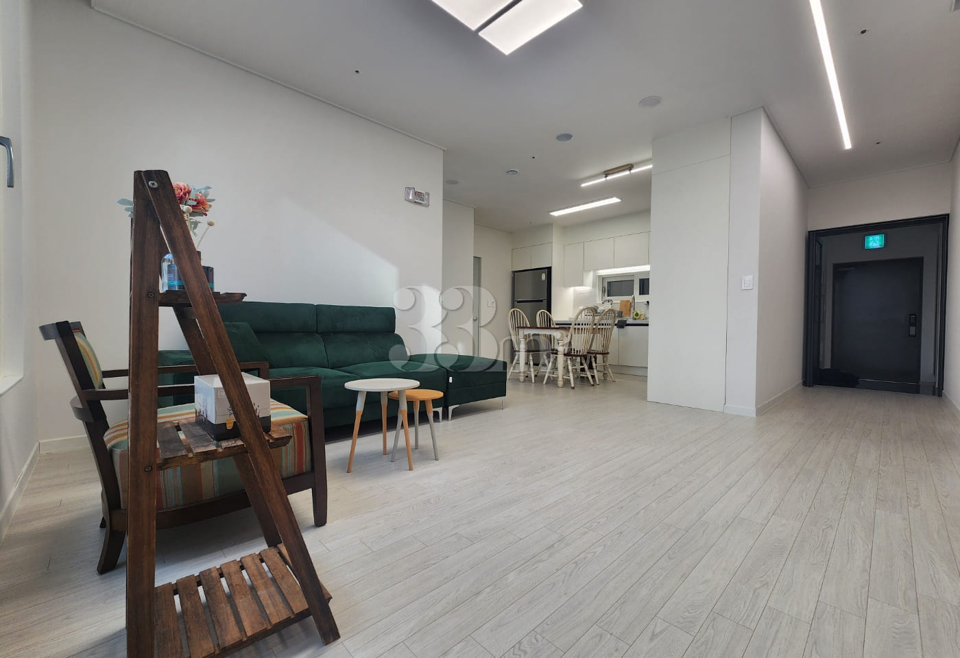 Apartment-style layout: 2 bathrooms 3th image