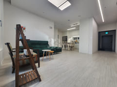 Apartment-style layout: 2 bathrooms 3th image