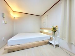 Jukdo-dong, Queen-size bed, fully furnished, 1th image