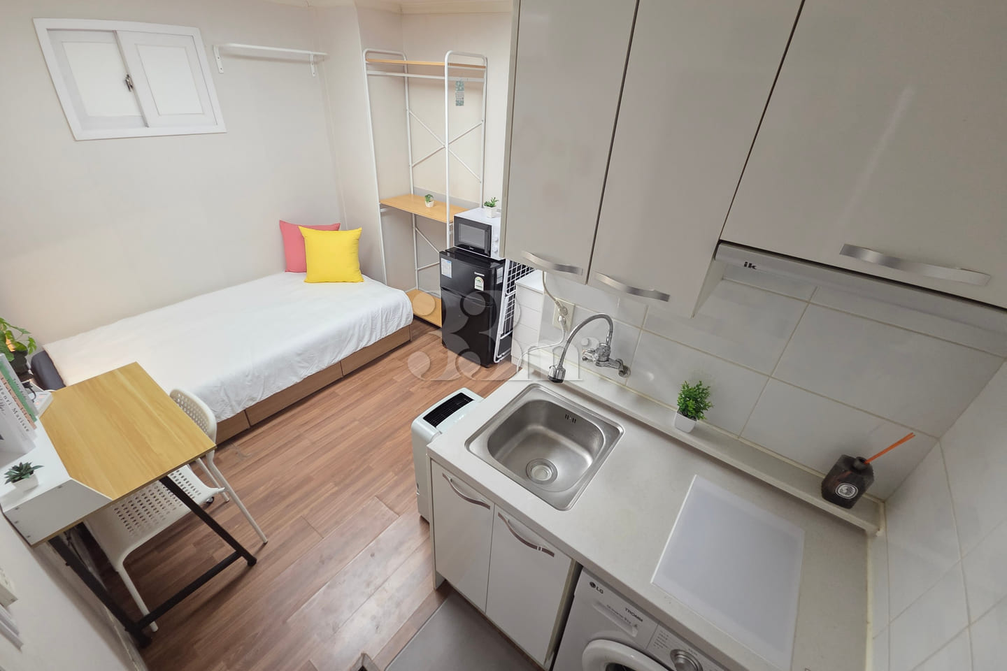 Standard Interior-Facing Room B 2th image