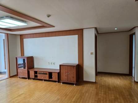 40-pyeong apartment with 4 large rooms 3th image