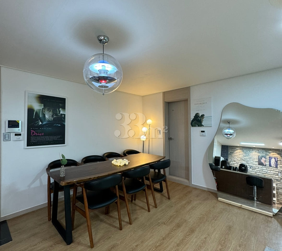 Room 502 5th image
