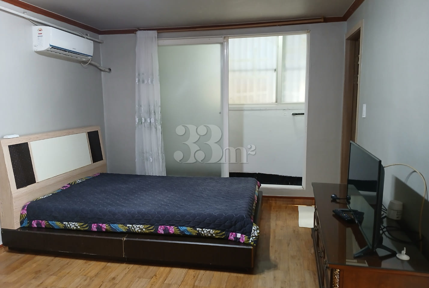 Studio apartment with a large veranda next to 3th image