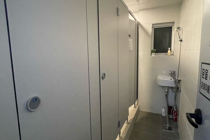 Mini Room with an Exterior Window 2th image