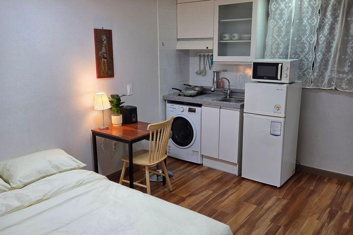 A cozy room with plenty of sunshine. 3th image
