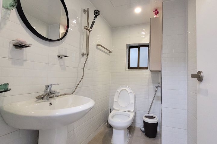 Neat and cozy, just like an apartment. 8th image
