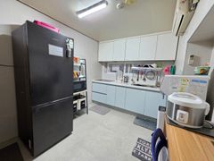 Small and Cozy Room 519 5th image
