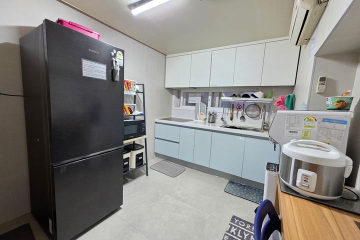 Small and Cozy Room 519 5th image