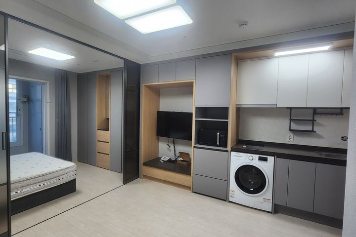 Southeast-facing unit with park view 5th image