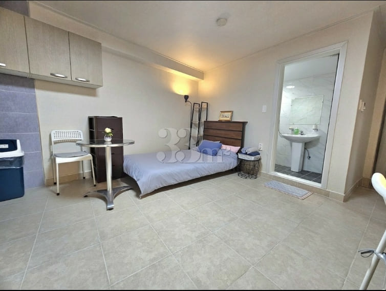 Clean studio apartment (private parking) 4th image