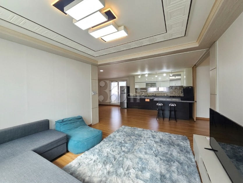Spacious, sunlit two-room apartment 6th image