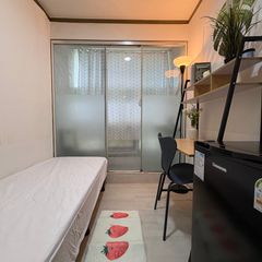 Studio with an exterior window, Unit 323 Unit Image