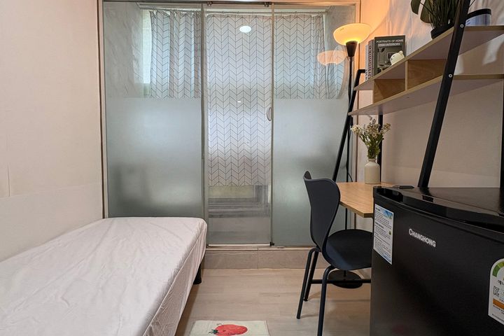 Studio with an exterior window, Unit 323 0th image