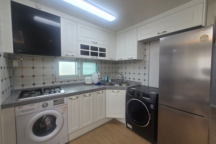 Clean Gaebong-dong unit with a small terrace 0th image