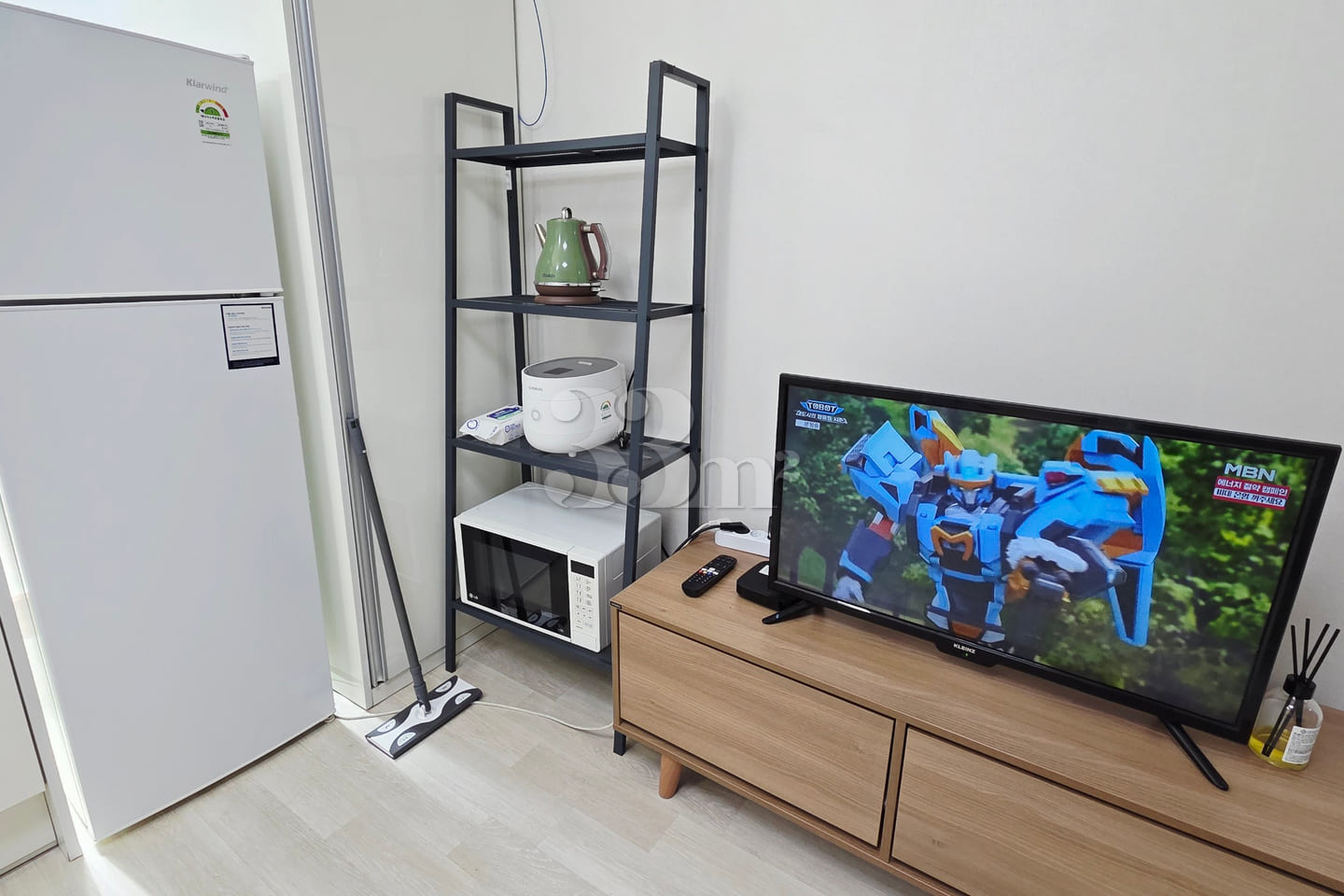 Studio with convenient parking π Unit 203 9th image