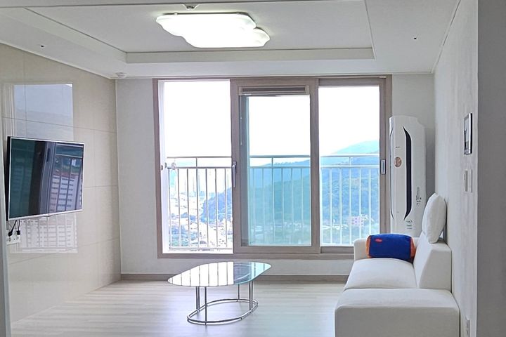 Neat home with an ocean view 3th image