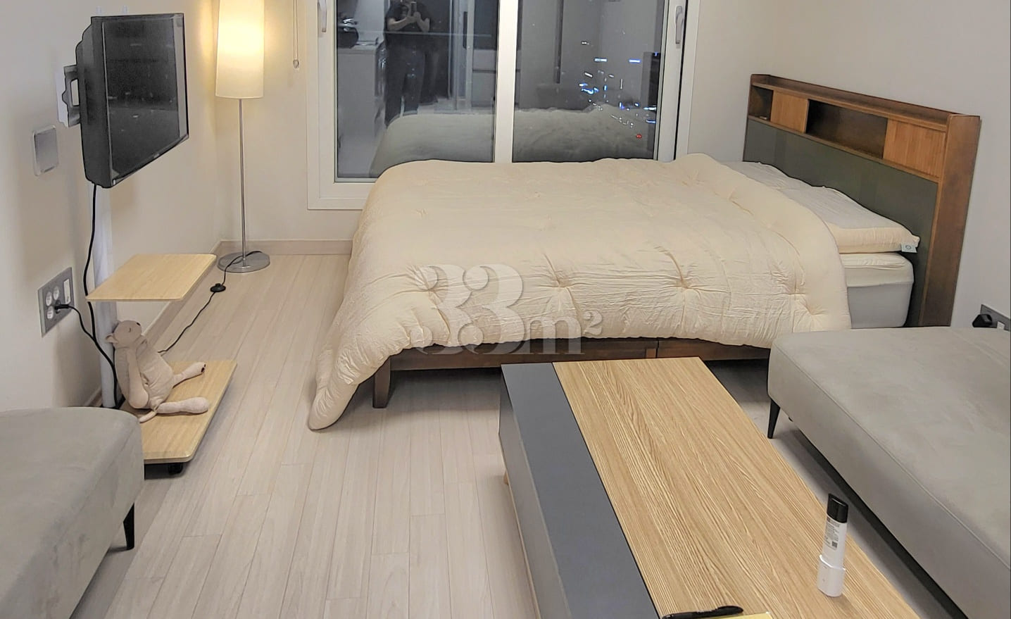 New studio apartment in a prime location righ 3th image