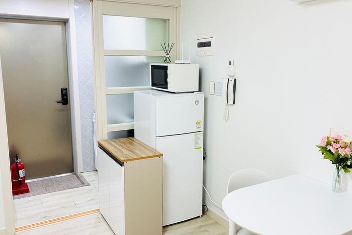 Sunny and cozy 2nd-floor studio apartment 13th image