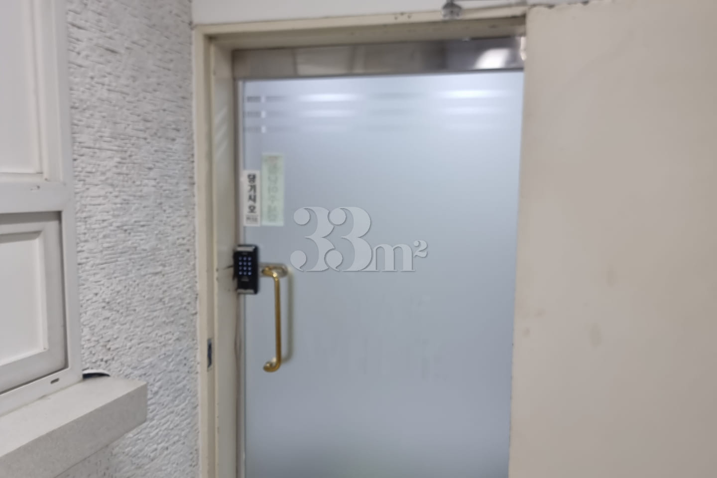 Room 101: A+ Room with Exterior Window 3th image