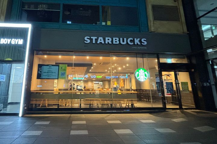 Gangnam Station, 1-minute walk, fully furnish 18th image