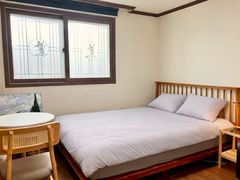 Quadruple Room with 2 Queen Beds 2th image
