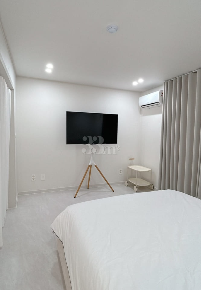 It's a clean, new house. 2th image