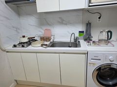 Remodeled studio apartment, 7 minutes from th 8th image