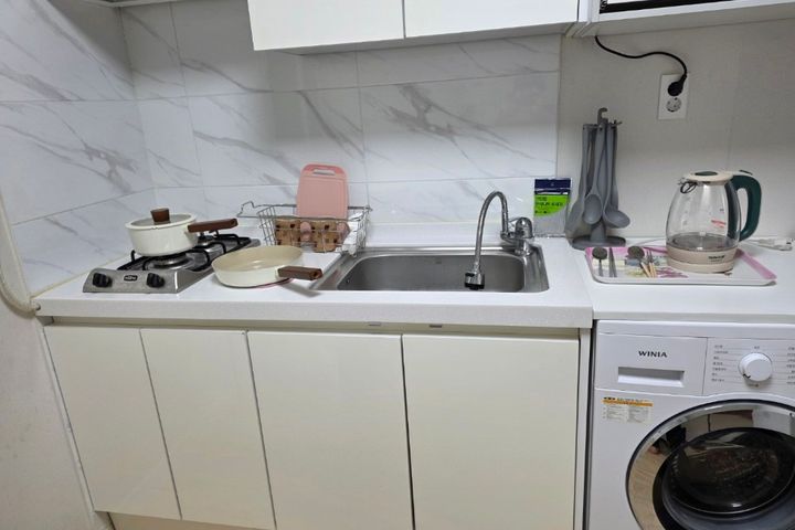 Remodeled studio apartment, 7 minutes from th 8th image