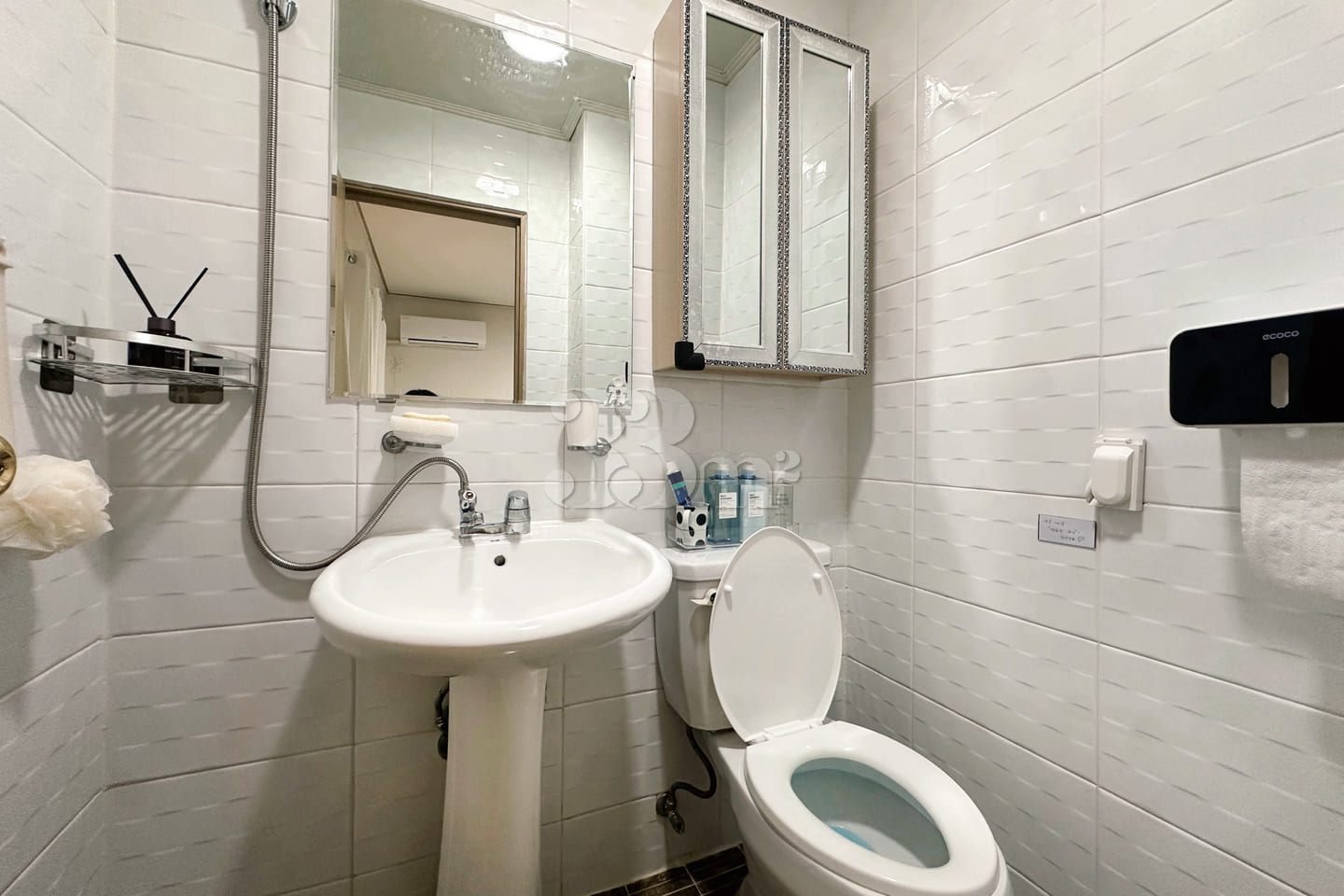 Well-maintained, fully furnished room 🍀 11th image