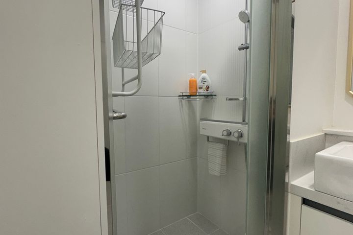 Brand-new two-room unit, parking available. 8th image